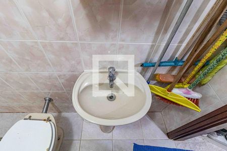 Casa à venda com 198m², 3 quartos e 4 vagasQuarto fundos - Banheiro