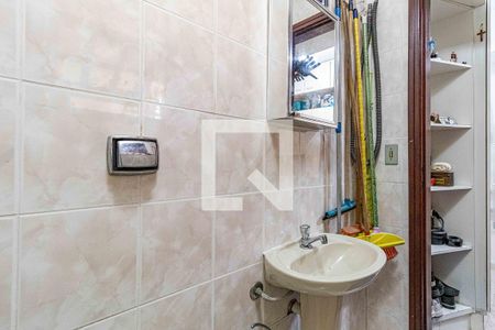 Casa à venda com 198m², 3 quartos e 4 vagasQuarto fundos - Banheiro