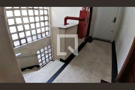 Apartamento à venda com 73m², 2 quartos e sem vaga Apartamento à venda com 73m², 2 quartos e sem vagaEscada