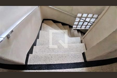 Apartamento à venda com 73m², 2 quartos e sem vaga Apartamento à venda com 73m², 2 quartos e sem vagaEscada