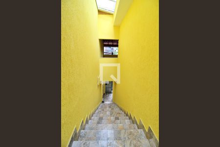 Casa à venda com 147m², 2 quartos e 2 vagasEscada