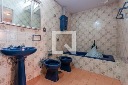 Casa à venda com 340m², 4 quartos e 3 vagasBanheiro da Suíte 2