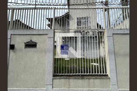 Casa à venda com 97m², 3 quartos e 2 vagasFachada + plaquinha