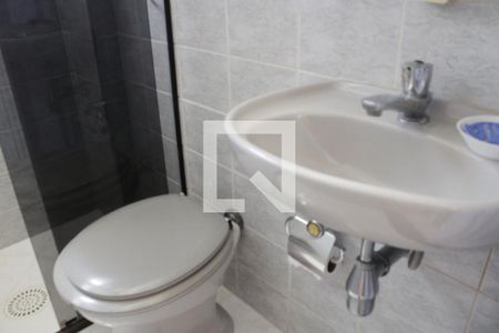 Banheiro da Suíte de apartamento para alugar com 1 quarto, 50m² em Jardim Ana Maria, Guarujá