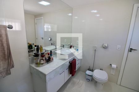 Casa à venda com 500m², 5 quartos e 3 vagas Casa à venda com 500m², 5 quartos e 3 vagasBanheiro da Suíte 1
