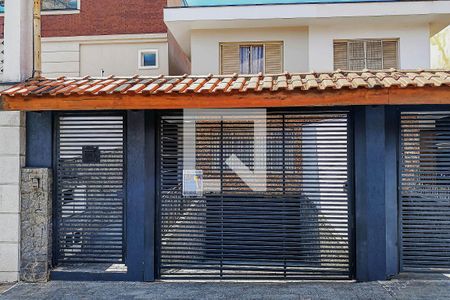 Casa à venda com 225m², 4 quartos e 3 vagas Casa à venda com 225m², 4 quartos e 3 vagasFachada