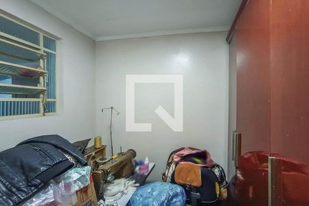 Casa à venda com 225m², 4 quartos e 3 vagas Casa à venda com 225m², 4 quartos e 3 vagasQuarto na Área de Serviço