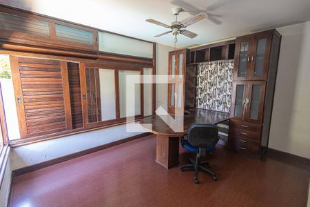 Casa à venda com 469m², 4 quartos e 4 vagas Casa à venda com 469m², 4 quartos e 4 vagasEscritório