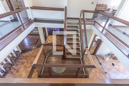 Casa à venda com 469m², 4 quartos e 4 vagas Casa à venda com 469m², 4 quartos e 4 vagasEscada de acesso ao 2º andar