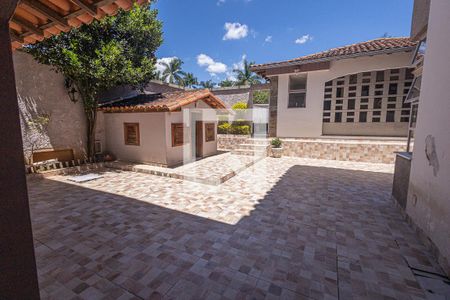 Casa à venda com 469m², 4 quartos e 4 vagas Casa à venda com 469m², 4 quartos e 4 vagasQuintal