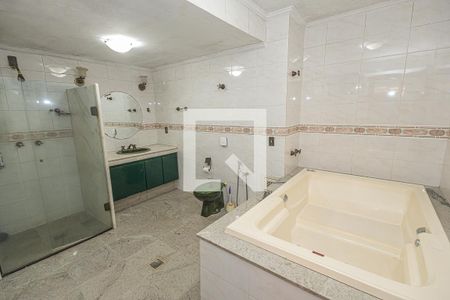 Casa à venda com 469m², 4 quartos e 4 vagas Casa à venda com 469m², 4 quartos e 4 vagasBanheiro da suíte