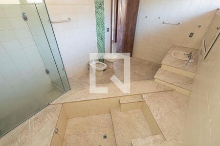 Casa à venda com 469m², 4 quartos e 4 vagas Casa à venda com 469m², 4 quartos e 4 vagasBanheiro social