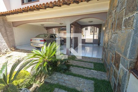 Casa à venda com 469m², 4 quartos e 4 vagas Casa à venda com 469m², 4 quartos e 4 vagasVagas de garagem