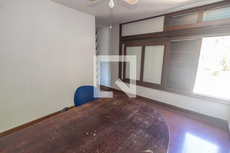 Casa à venda com 469m², 4 quartos e 4 vagas Casa à venda com 469m², 4 quartos e 4 vagasEscritório