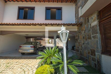 Casa à venda com 469m², 4 quartos e 4 vagas Casa à venda com 469m², 4 quartos e 4 vagasVagas de garagem