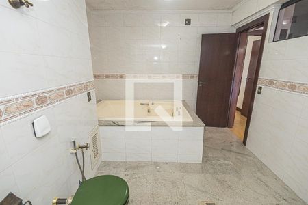 Casa à venda com 469m², 4 quartos e 4 vagas Casa à venda com 469m², 4 quartos e 4 vagasBanheiro da suíte