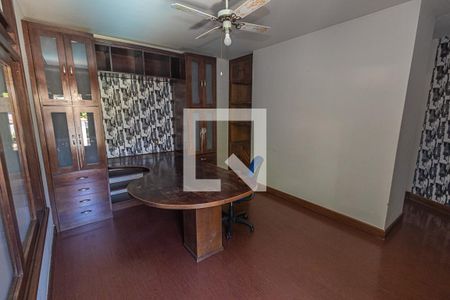 Casa à venda com 469m², 4 quartos e 4 vagas Casa à venda com 469m², 4 quartos e 4 vagasEscritório