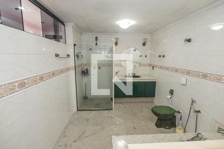 Casa à venda com 469m², 4 quartos e 4 vagas Casa à venda com 469m², 4 quartos e 4 vagasBanheiro da suíte