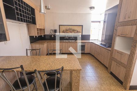 Casa à venda com 469m², 4 quartos e 4 vagas Casa à venda com 469m², 4 quartos e 4 vagasCozinha