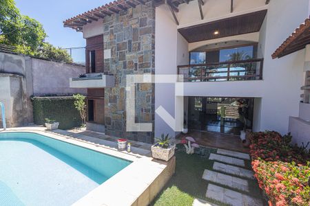 Casa à venda com 469m², 4 quartos e 4 vagas Casa à venda com 469m², 4 quartos e 4 vagasEspaço Gourmet / Jardim / Piscina