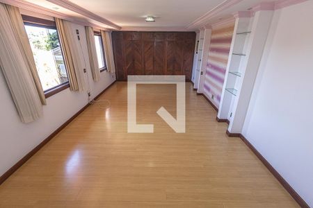 Casa à venda com 469m², 4 quartos e 4 vagas Casa à venda com 469m², 4 quartos e 4 vagasQuarto 2 / suíte / banheira