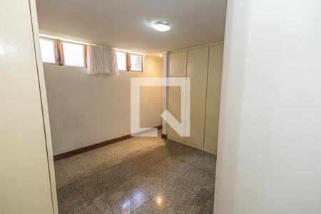 Casa à venda com 469m², 4 quartos e 4 vagas Casa à venda com 469m², 4 quartos e 4 vagasQuarto 1
