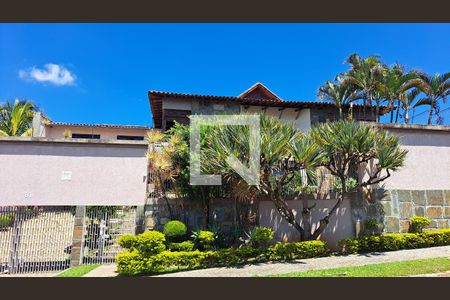 Casa à venda com 469m², 4 quartos e 4 vagas Casa à venda com 469m², 4 quartos e 4 vagasFachada