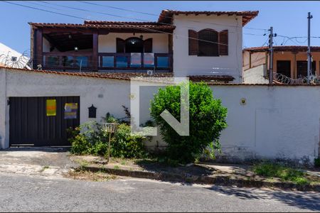 Casa à venda com 211m², 4 quartos e 3 vagas Casa à venda com 211m², 4 quartos e 3 vagasFachada