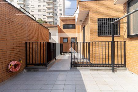 Casa à venda com 390m², 5 quartos e 4 vagas Casa à venda com 390m², 5 quartos e 4 vagasÁrea Externa da Lavanderia