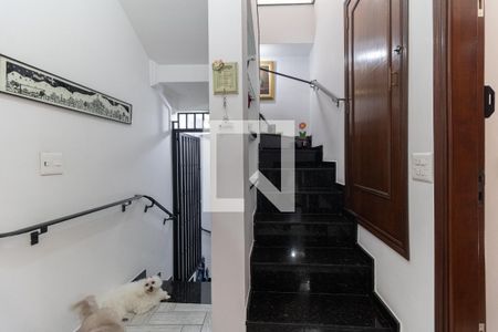 Casa à venda com 390m², 5 quartos e 4 vagas Casa à venda com 390m², 5 quartos e 4 vagasEscada