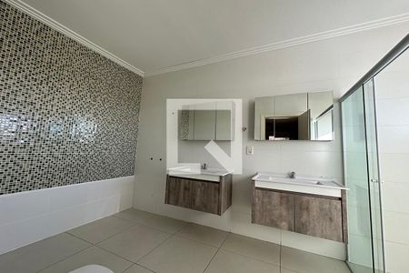 Casa à venda com 300m², 4 quartos e 4 vagasBanheiro da Suíte