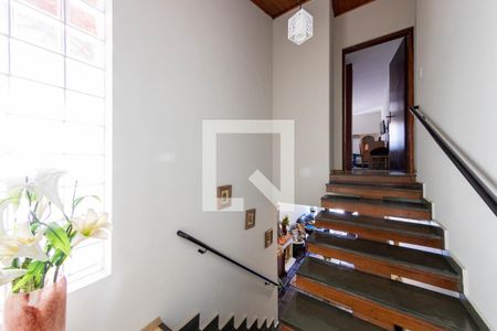 Casa para alugar com 440m², 4 quartos e 2 vagas Casa para alugar com 440m², 4 quartos e 2 vagasEscada