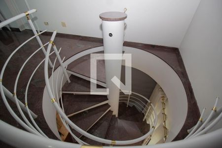 Apartamento à venda com 440m², 4 quartos e 4 vagas Apartamento à venda com 440m², 4 quartos e 4 vagasEscada - Acesso a Cobertura