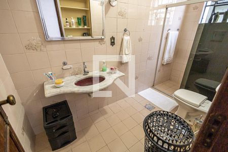 Casa à venda com 360m², 4 quartos e 6 vagas Casa à venda com 360m², 4 quartos e 6 vagasBanheiro da suíte