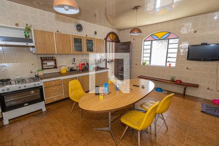 Casa à venda com 360m², 4 quartos e 6 vagas Casa à venda com 360m², 4 quartos e 6 vagasCozinha