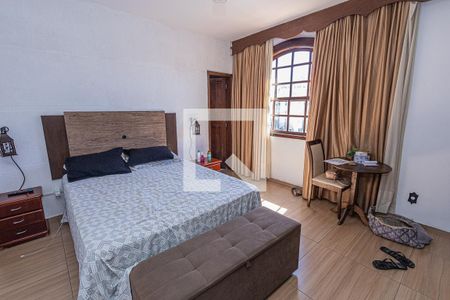 Casa à venda com 360m², 4 quartos e 6 vagas Casa à venda com 360m², 4 quartos e 6 vagasQuarto 1 / suíte