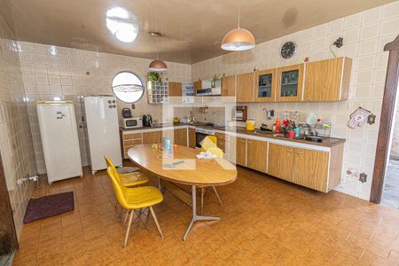 Casa à venda com 360m², 4 quartos e 6 vagas Casa à venda com 360m², 4 quartos e 6 vagasCozinha