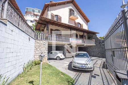 Casa à venda com 360m², 4 quartos e 6 vagas Casa à venda com 360m², 4 quartos e 6 vagasVagas de garam / fachada