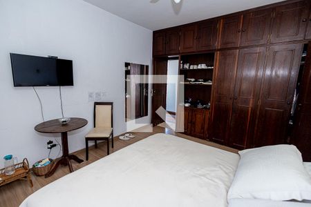 Casa à venda com 360m², 4 quartos e 6 vagas Casa à venda com 360m², 4 quartos e 6 vagasQuarto 4 / suíte