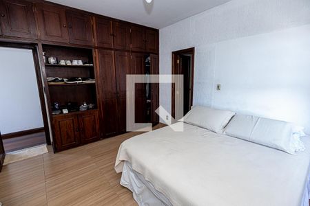 Casa à venda com 360m², 4 quartos e 6 vagas Casa à venda com 360m², 4 quartos e 6 vagasQuarto 4 / suíte