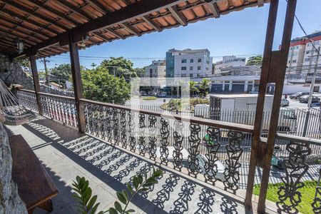 Casa à venda com 360m², 4 quartos e 6 vagas Casa à venda com 360m², 4 quartos e 6 vagasVaranda