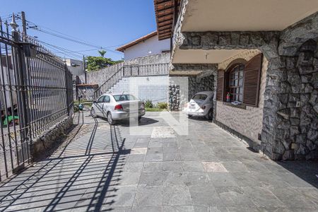 Casa à venda com 360m², 4 quartos e 6 vagas Casa à venda com 360m², 4 quartos e 6 vagasVagas de garam / fachada