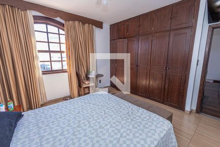 Casa à venda com 360m², 4 quartos e 6 vagas Casa à venda com 360m², 4 quartos e 6 vagasQuarto 1 / suíte