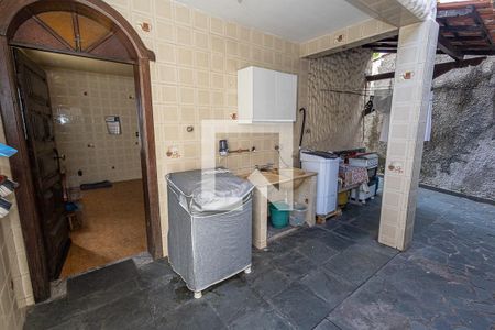 Casa à venda com 360m², 4 quartos e 6 vagas Casa à venda com 360m², 4 quartos e 6 vagasÁrea de serviço / Quintal