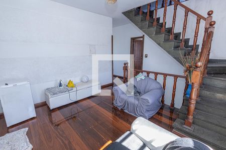 Casa à venda com 360m², 4 quartos e 6 vagas Casa à venda com 360m², 4 quartos e 6 vagasSala / 2º andar