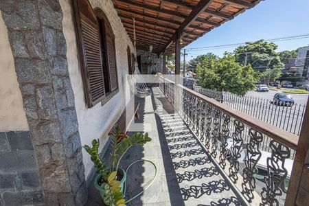 Casa à venda com 360m², 4 quartos e 6 vagas Casa à venda com 360m², 4 quartos e 6 vagasVaranda