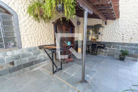 Casa à venda com 360m², 4 quartos e 6 vagas Casa à venda com 360m², 4 quartos e 6 vagasÁrea de serviço / Quintal