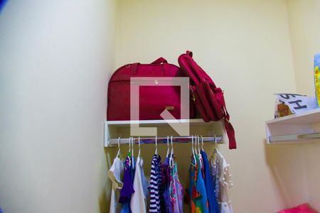 Casa de condomínio à venda com 148m², 4 quartos e sem vaga Casa de condomínio à venda com 148m², 4 quartos e sem vagaSuíte closet