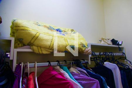 Casa de condomínio à venda com 148m², 4 quartos e sem vaga Casa de condomínio à venda com 148m², 4 quartos e sem vagaSuíte closet