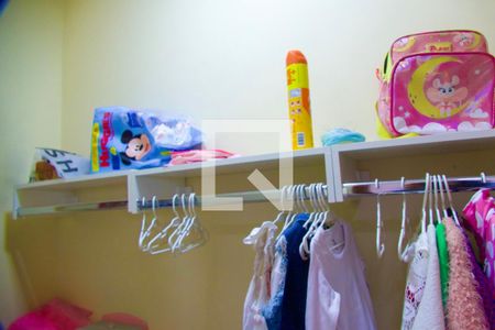 Casa de condomínio à venda com 148m², 4 quartos e sem vaga Casa de condomínio à venda com 148m², 4 quartos e sem vagaSuíte closet